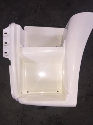 Щиток подножки 6520-8405111 левый (белый)